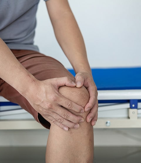 Slip and Fall lawyer, slip and fall lawyer in indiana, Premises Liability, Image of a man holding his hurt knee in pain